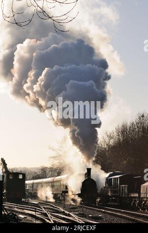 LNER Class J15 0-6-0 No 7564 fait un départ enfumé de la gare de Bitton avec un train Santa sur l'Avon Valley Railway. Banque D'Images