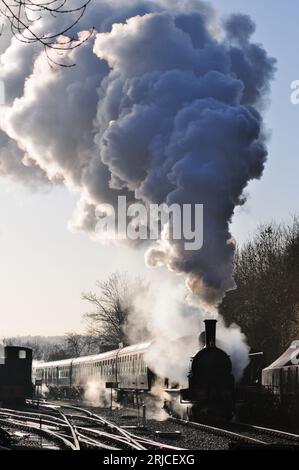 LNER Class J15 0-6-0 No 7564 fait un départ enfumé de la gare de Bitton avec un train Santa sur l'Avon Valley Railway. Banque D'Images