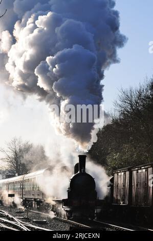 LNER Class J15 0-6-0 No 7564 fait un départ enfumé de la gare de Bitton avec un train Santa sur l'Avon Valley Railway. Banque D'Images