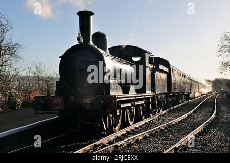 LNER Class J15 0-6-0 No 7564 (65462) attend de quitter la gare Avon Riverside sur l'Avon Valley Railway, South Gloucestershire. Banque D'Images