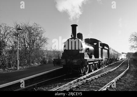 LNER Class J15 0-6-0 No 7564 (65462) attend de quitter la gare Avon Riverside sur l'Avon Valley Railway, South Gloucestershire. Banque D'Images