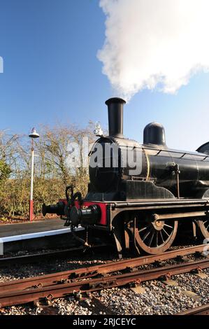 LNER Class J15 0-6-0 No 7564 (65462) attend de quitter la gare Avon Riverside sur l'Avon Valley Railway, South Gloucestershire. Banque D'Images