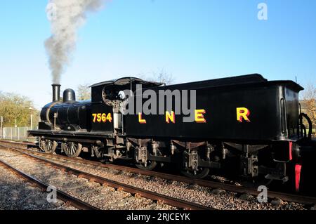 LNER Class J15 0-6-0 No 7564 (65462) attend de quitter la gare Avon Riverside sur l'Avon Valley Railway, South Gloucestershire. Banque D'Images