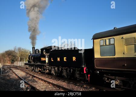 LNER Class J15 0-6-0 No 7564 (65462) attend de quitter la gare Avon Riverside sur l'Avon Valley Railway, South Gloucestershire. Banque D'Images