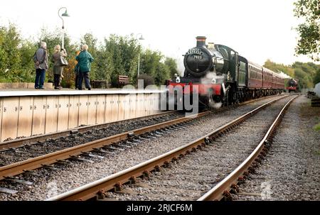 Visiter GWR Manor Class No 7822 Foxcote Manor attire l'attention à la station Avon Riverside sur la Avon Valley Railway. Banque D'Images