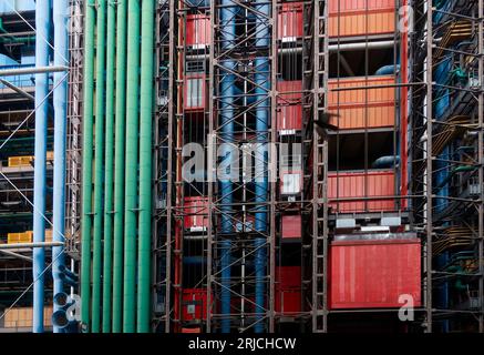 Vue arrière montrant les tuyaux de service exposés. Centre Pompidou Paris en 2023, Paris, France. Architecte : Richard Rogers, Renzo Piano , Gianfranco Franchini, Banque D'Images