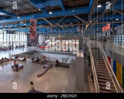 Vue intérieure au rez-de-chaussée. Centre Pompidou Paris en 2023, Paris, France. Architecte : Richard Rogers, Renzo Piano, Gianfranco Franchini, 1977. Banque D'Images