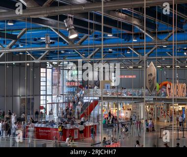 Vue intérieure au rez-de-chaussée. Centre Pompidou Paris en 2023, Paris, France. Architecte : Richard Rogers, Renzo Piano, Gianfranco Franchini, 1977. Banque D'Images