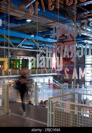 Vue intérieure au rez-de-chaussée depuis la mezzanine. Centre Pompidou Paris en 2023, Paris, France. Architecte : Richard Rogers, Renzo Piano, Gianfranco Franc Banque D'Images