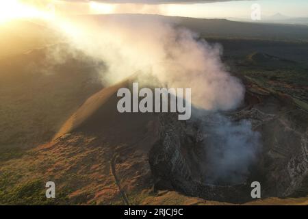 Cratère profond du volcan Masaya au-dessus de la vue aérienne du drone sur fond de paysage Sunset Banque D'Images