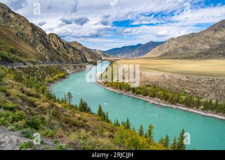 Vue panoramique sur le fleuve Katun et les montagnes de l'Altaï. République de l'Altaï, Sibérie, Russie Banque D'Images