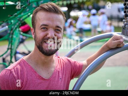 Brême, Allemagne. 22 août 2023. Mathias Mester, multiple champion du monde para en lancer de javelot, pose lors de l’ouverture du premier terrain de jeux inclusif à Brême à la garderie du Dietrich-Bonhoeffer-Kirchengmeinde. L'aire de jeux offre également un accès sans obstacle à divers équipements de jeux pour les enfants handicapés. Crédit : Focke Strangmann/dpa/Alamy Live News Banque D'Images