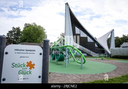 Brême, Allemagne. 22 août 2023. Une structure de jeu se trouve sur la première aire de jeux inclusive de Brême, à la garderie de la congrégation de l'église Dietrich Bonhoeffer. L'aire de jeux offre également un accès sans obstacle à divers équipements de jeux pour les enfants handicapés. Crédit : Focke Strangmann/dpa/Alamy Live News Banque D'Images