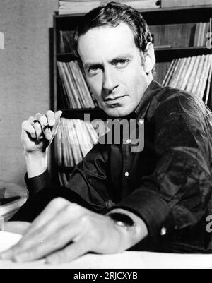 Compositeur JOHN BARRY portrait franc à la maison en septembre 1964 par CLIFFORD JONES STUDIOS LTD., London SW1 Banque D'Images