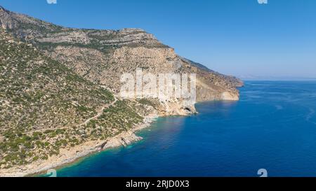 Vue aérienne de la côte de l'île d'Ikaria, Grèce Banque D'Images