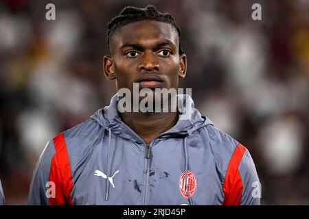 Rafael Leao de l'AC Milan regarde pendant le match de football Serie A entre le Bologna FC et l'AC Milan au stade Renato Dall'Ara à Bologne (Italie) Banque D'Images
