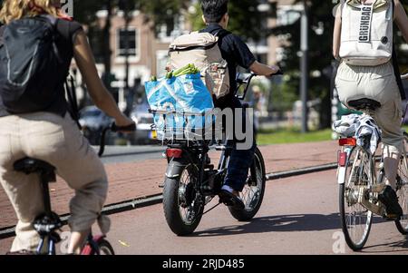 AMSTERDAM - Un gros vélo dans le centre d'Amsterdam. En raison du nombre extrêmement élevé de gros vélos volés, l'ANWB a cessé d'assurer les vélos électriques avec des pneus plus épais pour le moment. ANP RAMON VAN flymen netherlands Out - belgique Out Banque D'Images