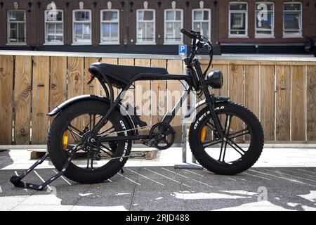 AMSTERDAM - Un gros vélo dans le centre d'Amsterdam. En raison du nombre extrêmement élevé de gros vélos volés, l'ANWB a cessé d'assurer les vélos électriques avec des pneus plus épais pour le moment. ANP RAMON VAN flymen netherlands Out - belgique Out Banque D'Images