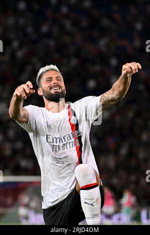 Olivier Giroud de l'AC Milan célèbre à la fin de la Serie A match de football entre le Bologna FC et l'AC Milan au stade Renato Dall'Ara de Bologne ( Banque D'Images