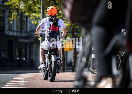 AMSTERDAM - Un gros vélo dans le centre d'Amsterdam. En raison du nombre extrêmement élevé de gros vélos volés, l'ANWB a cessé d'assurer les vélos électriques avec des pneus plus épais pour le moment. ANP RAMON VAN flymen netherlands Out - belgique Out Banque D'Images