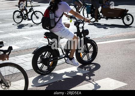 AMSTERDAM - Un gros vélo dans le centre d'Amsterdam. En raison du nombre extrêmement élevé de gros vélos volés, l'ANWB a cessé d'assurer les vélos électriques avec des pneus plus épais pour le moment. ANP RAMON VAN flymen netherlands Out - belgique Out Banque D'Images