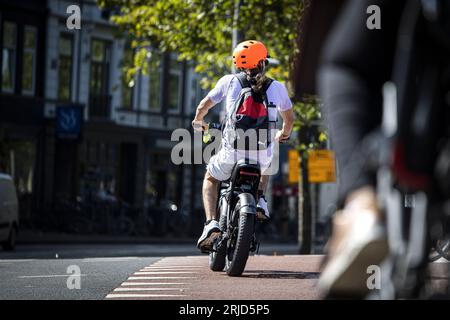 AMSTERDAM - Un gros vélo dans le centre d'Amsterdam. En raison du nombre extrêmement élevé de gros vélos volés, l'ANWB a cessé d'assurer les vélos électriques avec des pneus plus épais pour le moment. ANP RAMON VAN flymen netherlands Out - belgique Out Banque D'Images