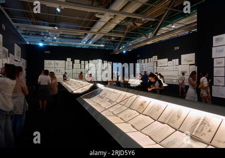 Salle d'archivage. Rétrospective Norman Foster au Pompidou, Paris, France. Architecte : Foster + Partners, 2023. Banque D'Images