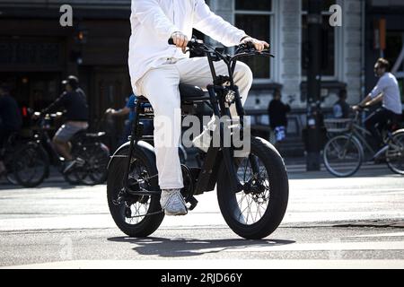 AMSTERDAM - Un gros vélo dans le centre d'Amsterdam. En raison du nombre extrêmement élevé de gros vélos volés, l'ANWB a cessé d'assurer les vélos électriques avec des pneus plus épais pour le moment. ANP RAMON VAN flymen netherlands Out - belgique Out Banque D'Images