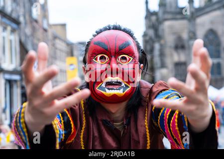 Édimbourg, Écosse, Royaume-Uni. 22 août 2023. Artistes de rue et acteurs faisant la promotion de spectacles sur le Royal Mile pendant la 3e semaine du Festival Fringe d'Édimbourg. Pic ; acteur chinois dans Traditional No Mask faisant la promotion du spectacle Appensing qui est joué au Paradise à Augustines. Iain Masterton/Alamy Live News Banque D'Images