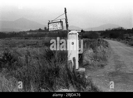 Signe de station-service rural dans la campagne Hoot pour Service 1970s Eire. Le fermier qui dirige la station-service en entendant le klaxon de votre voiture est descendu du chalet à deux ou trois cents mètres pour remplir la voiture. Comté de Kerry, Eire 1972. HOMER SYKES Banque D'Images