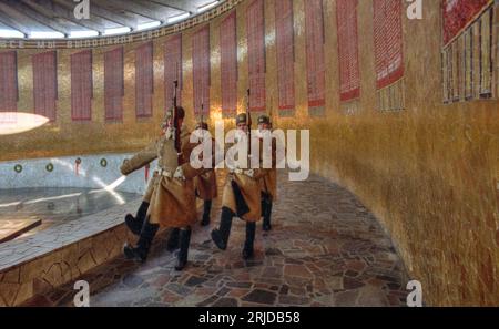 Volgograd, Russie - janvier 1996 : image de film numérisée, garde d'honneur militaire russe au mémorial de la bataille de Stalingrad pendant la Seconde Guerre mondiale. Éditorial Banque D'Images