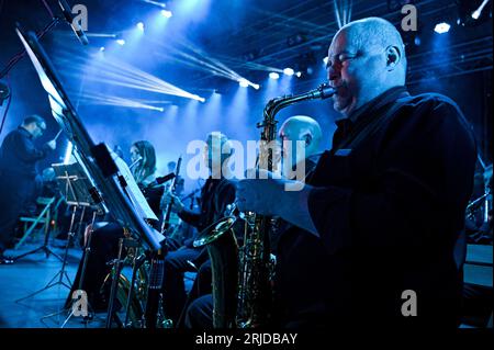 LVIV, UKRAINE - 17 AOÛT 2023 - des musiciens d'un orchestre se produisent lors du Festival de musique Champagne Nights organisé en souvenir d'Andriy Kuzmenko, chanteur principal du groupe de rock ukrainien Skryabin, à l'occasion du 55e anniversaire du musicien. Chanteur ukrainien, poète, écrivain, présentateur de télévision, producteur et acteur, le héros de l'Ukraine Andriy Kuzmenko, également connu sous le nom de Kuzma ou Kuzma Skryabine, est mort dans un accident de voiture à Lozuvatka, dans la région de Dnipropetrovsk, le 2 février 2015, à l'âge de 46 ans. INUTILE RUSSIE. PAS D'UTILISATION BIÉLORUSSIE. (Photo d'Ukrinform/NurPhoto) Banque D'Images