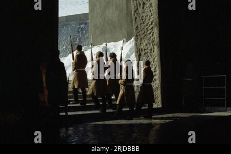 Volgograd, Russie - janvier 1996 : image de film numérisée, garde d'honneur militaire russe au mémorial de la bataille de Stalingrad pendant la Seconde Guerre mondiale. Éditorial Banque D'Images