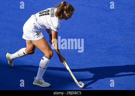 Monchengladbach, Allemagne. 22 août 2023. La Belge Lucie Breyne photographiée en action lors d'un match de hockey entre l'équipe nationale belge de hockey féminin Red Panthers et l'Espagne, mardi 22 août 2023 à Monchengladbach, en Allemagne, match 3/3 dans la poule des championnats d'Europe de hockey féminin. Les championnats EuroHockey 2023 ont lieu du 18 au 27 août 2023. BELGA PHOTO DIRK WAEM crédit : Belga News Agency/Alamy Live News Banque D'Images