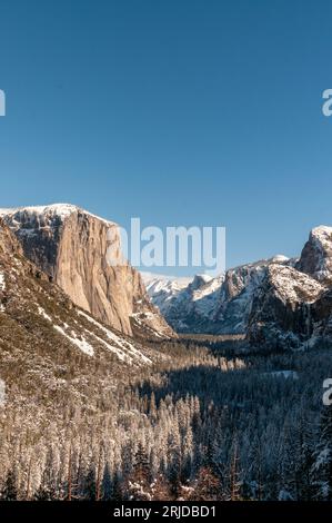 Vue sur le paysage de Yosemite Valley, depuis le point de vue du tunnel, montrant El Capitan et demi-dôme au loin. Banque D'Images