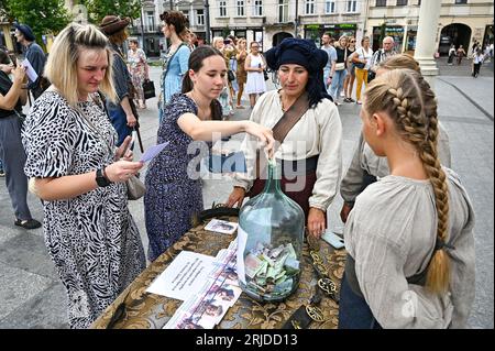 Lviv, Ukraine. 21 août 2023. LVIV, UKRAINE - 21 AOÛT 2023 - des membres du public font un don pour la 68e brigade séparée Oleksa Dovbush dans le cadre de la promotion du film d'aventure Dovbush, Lviv, dans l'ouest de l'Ukraine. Le film réalisé par Oles Sanin parle du célèbre héros folklorique ukrainien du 18e siècle et leader de l'opryshky. La première aura lieu le jour de l'indépendance, le 24 août.NO USE RUSSIA. PAS D'UTILISATION BIÉLORUSSIE. (Photo par Ukrinform/NurPhoto) crédit : NurPhoto SRL/Alamy Live News Banque D'Images