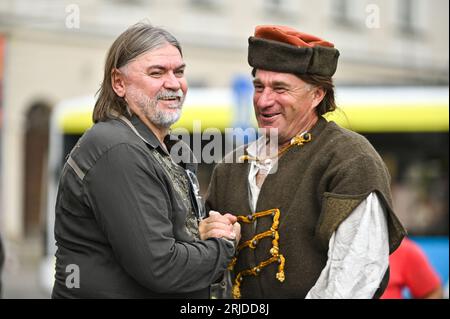 Lviv, Ukraine. 21 août 2023. LVIV, UKRAINE - 21 AOÛT 2023 - le réalisateur Oles Sanin (à gauche) serre la main d'un acteur lors d'une représentation théâtrale organisée pour collecter des fonds pour la 68e brigade séparée Oleksa Dovbush dans le cadre de la promotion du film d'aventure Dovbush, Lviv, dans l'ouest de l'Ukraine. Le film réalisé par Oles Sanin parle du célèbre héros folklorique ukrainien du 18e siècle et leader de l'opryshky. La première aura lieu le jour de l'indépendance, le 24 août. INUTILE RUSSIE. PAS D'UTILISATION BIÉLORUSSIE. (Photo par Ukrinform/NurPhoto) crédit : NurPhoto SRL/Alamy Live News Banque D'Images