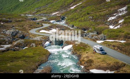 Norwegian Scenic Mountain Road et Camper Van à côté de la rivière. Thème extérieur et loisirs. Banque D'Images