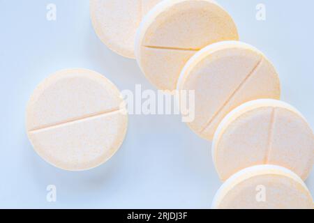 Multiitamin comprimés effervescents ronds renversés sur la table blanche Banque D'Images