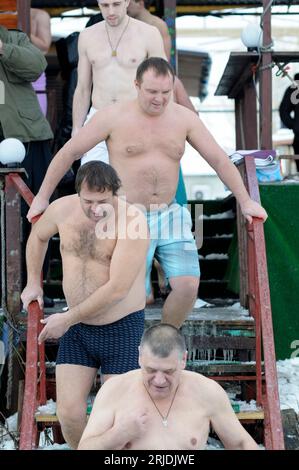 Les gens se baptêment en descendant l'échelle pour plonger dans l'eau glacée pendant la fête Epiphanie sur la rivière Dnipro. 19 janvier 2017. Kiev, Royaume-Uni Banque D'Images