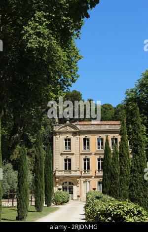 Le Château de font-Ségugne, un château historique construit à font-Ségugne en Châteauneuf-de-Gadagne, Provence, France. Papier peint provençal avec espace de copie Banque D'Images