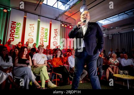 LA HAYE - Frans Timmermans en conversation avec des membres du parti GroenLinks et le PvdA. Timmermans est le nouveau chef prévu du parti conjoint pour les élections législatives. ANP ROBIN UTRECHT netherlands Out - belgique Out Banque D'Images