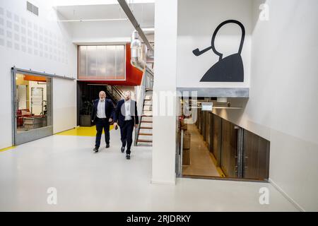 LA HAYE - Frans Timmermans en conversation avec des membres du parti GroenLinks et le PvdA. Timmermans est le nouveau chef prévu du parti conjoint pour les élections législatives. ANP ROBIN UTRECHT netherlands Out - belgique Out Banque D'Images