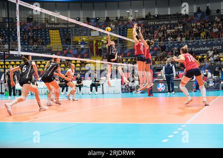 Laura Künzler (L), de Suisse, en action lors de la finale féminine CEV EuroVolley 2023 entre la Croatie et la Suisse au Gianni Asti Sports Hall. Score final ; Croatie 1:3 Suisse. Banque D'Images