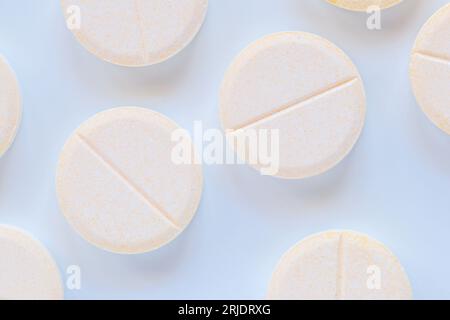 Multiitamin comprimés effervescents ronds renversés sur la table blanche Banque D'Images