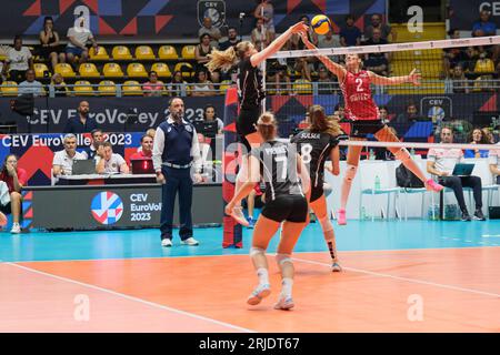 Laura Künzler (à gauche) de Suisse et Mika Grbavica (à droite) de Croatie vues en action lors de la finale féminine CEV EuroVolley 2023 entre la Croatie et la Suisse au Gianni Asti Sports Hall. Score final ; Croatie 1:3 Suisse. Banque D'Images