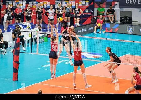 Maja Storck (C) de Suisse, Lucija Mlinar (L) et Boana Butigan (R) de Croatie en action lors de la finale féminine de la CEV EuroVolley 2023 entre la Croatie et la Suisse au Gianni Asti Sports Hall. Score final ; Croatie 1:3 Suisse. Banque D'Images