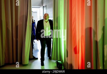 LA HAYE - Frans Timmermans en conversation avec des membres du parti GroenLinks et le PvdA. Timmermans est le nouveau chef prévu du parti conjoint pour les élections législatives. ANP ROBIN UTRECHT netherlands Out - belgique Out Banque D'Images