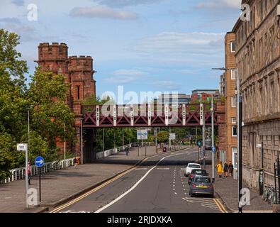 Vue le long de Clyde Street à Glasgow, en Écosse, montrant la travée d'approche du pont ferroviaire calédonien, qui prend les trains jusqu'à la gare centrale. Banque D'Images