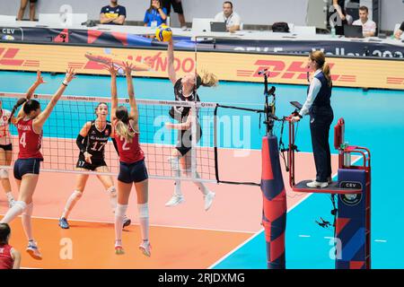 Turin, Italie. 21 août 2023. Laura Künzler (droite) de Suisse vue en action lors de la finale féminine de la CEV EuroVolley 2023 entre la Croatie et la Suisse au Gianni Asti Sports Hall. Score final ; Croatie 1:3 Suisse. (Photo Davide Di Lalla/SOPA Images/Sipa USA) crédit : SIPA USA/Alamy Live News Banque D'Images